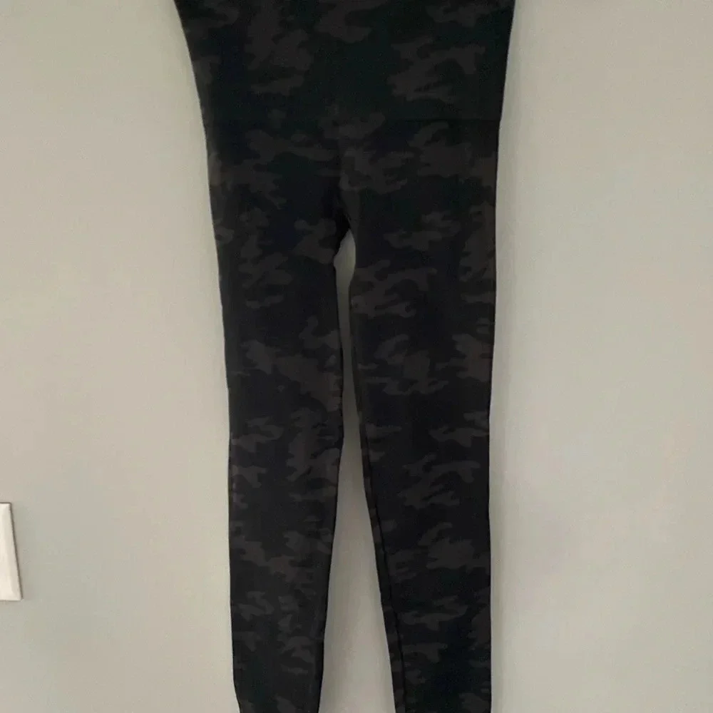 Spanx Look At Me Now Leggings Black Camo Seamless High Waist Cropped Small New